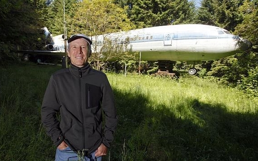 El hombre que vive en un avión en un bosque