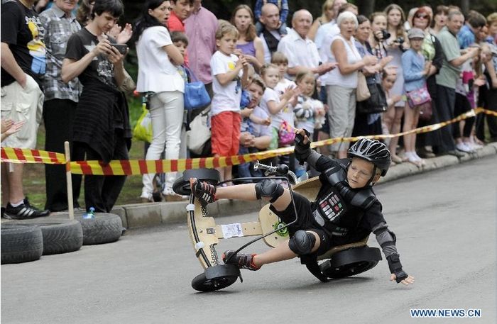 Carrera de coches de cartón en Estonia