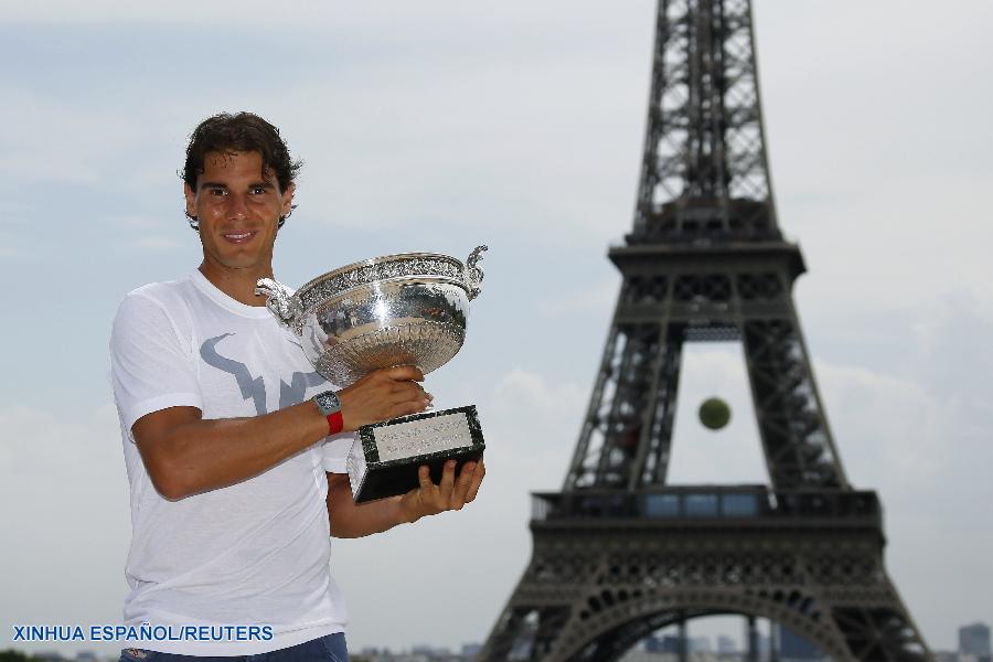 Tenis: Nadal posa con su tesoro a los pies de la Torre Eiffel