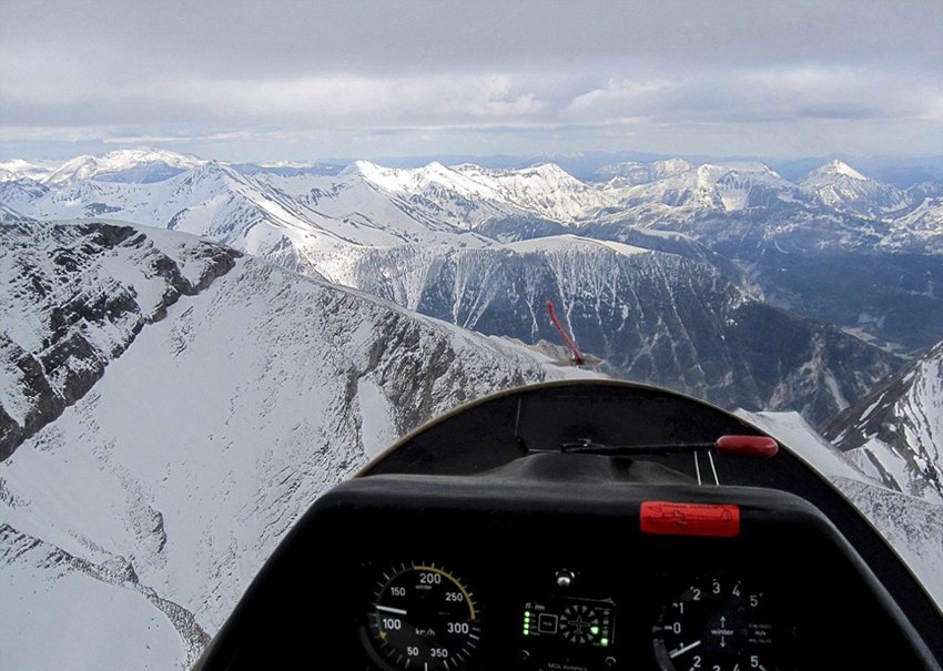 Bellas vistas de la Tierra en ojos de un piloto de avioneta