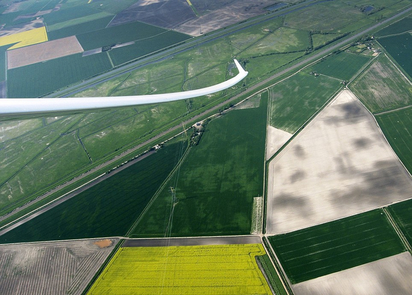 Bellas vistas de la Tierra en ojos de un piloto de avioneta