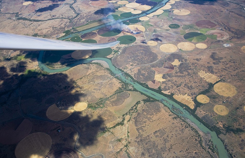 Bellas vistas de la Tierra en ojos de un piloto de avioneta