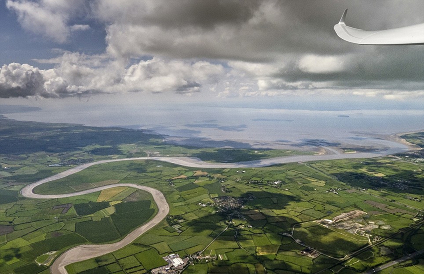 Bellas vistas de la Tierra en ojos de un piloto de avioneta