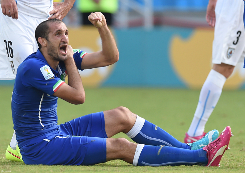 Luis Suárez vuelve a morder a un rival: esta vez su víctima fue el italiano Chiellini