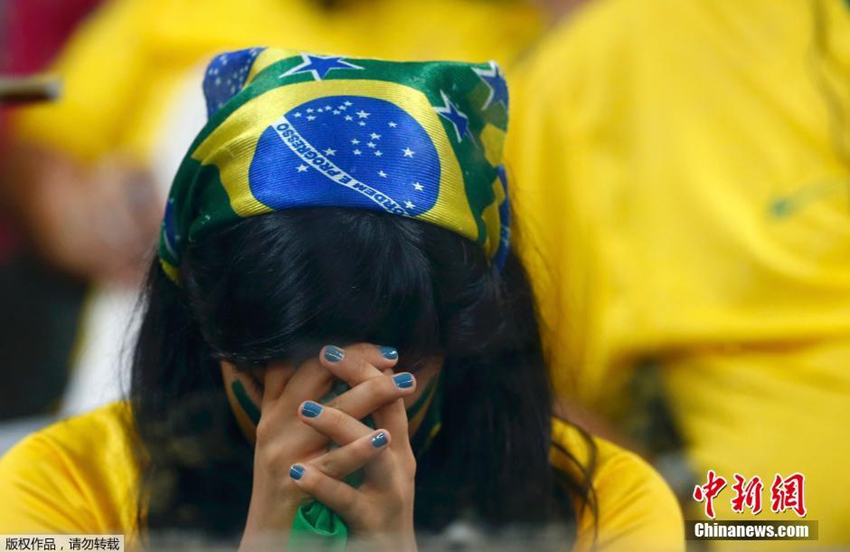 Hinchas brasie?os lloran por el inesperado y cruel resultado de la semifinal del Mundial