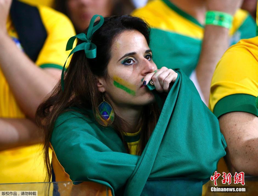 Hinchas brasie?os lloran por el inesperado y cruel resultado de la semifinal del Mundial