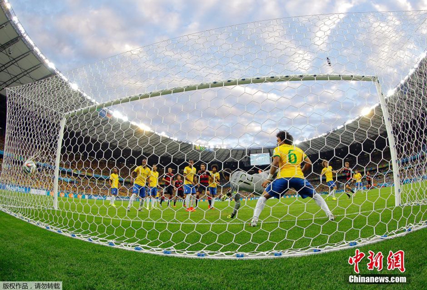 Hinchas brasie?os lloran por el inesperado y cruel resultado de la semifinal del Mundial