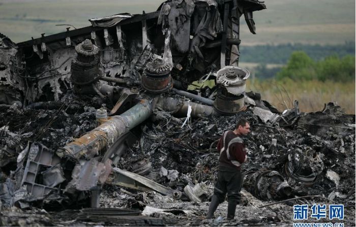 Separatistas prorrusos entregan cajas negras del MH17 a Malasia