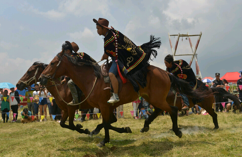 Grupo étnico Yi celebra el Festival de la Antorcha