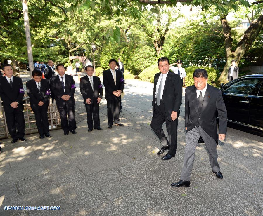 Ministro de Estado japonés Keiji Furuya visita santuario de Yasukuni