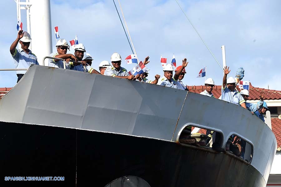 Celebran centenario del Canal de Panamá con obreros,tras polémico festejo