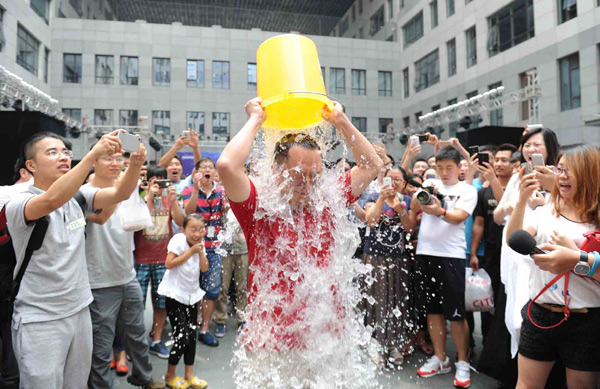 Zhou Hongyi, fundador de la compa?ía de software 360, participa en el "Ice Bucket Challenge". El reto, en el que los participantes se atreven a vertir un cubo de agua helada sobre su cuerpo, está dirigido a recaudar fondos para los pacientes con ELA, un trastorno neurodegenerativo.