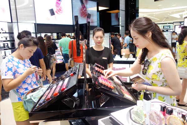 Turistas seleccionan cosméticos en Sanya Haitang Bay International Shopping Mall, que inició su actividad el lunes en la provincia insular de Hainan. Con 300 marcas internacionales, el centro comercial de 72.000 metros cuadrados es la tienda libre de impuestos más grande del mundo, de acuerdo con Wang Weimin, presidente de China International Travel Service Group, el mayor inversor del centro comercial. 