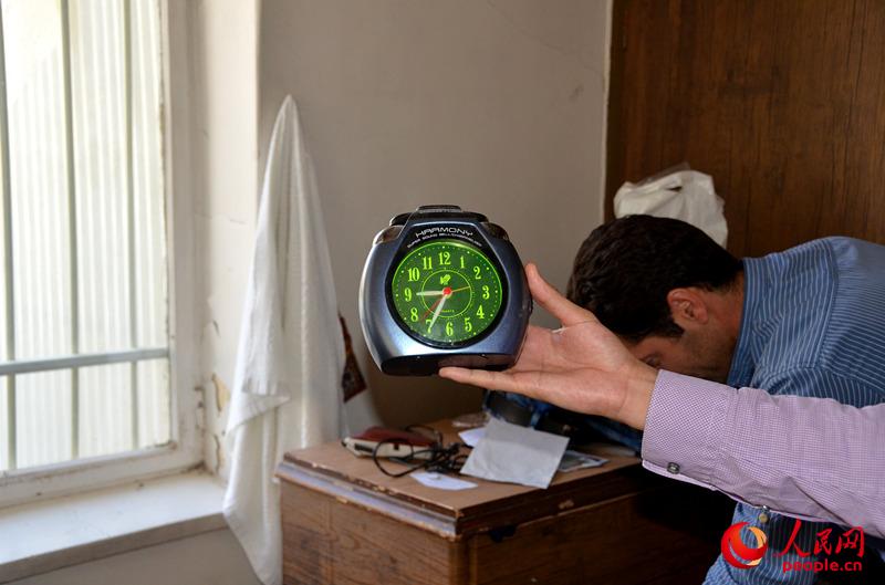 El peque?o reloj de alarma en la casa de Celus viene de China. (Foto: Jia Xingpeng)