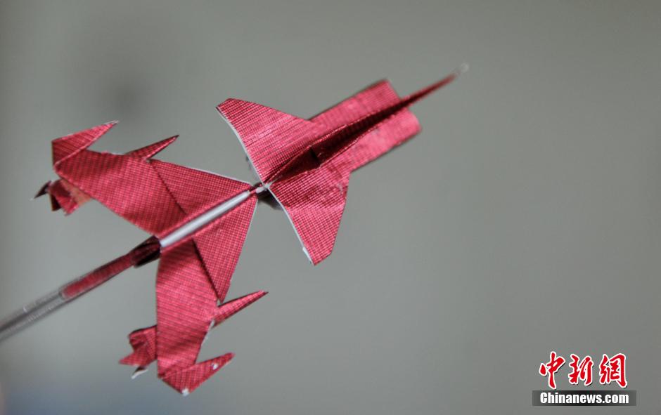 Hombre de 70 a?os fabrica 10.000 aviones de papel