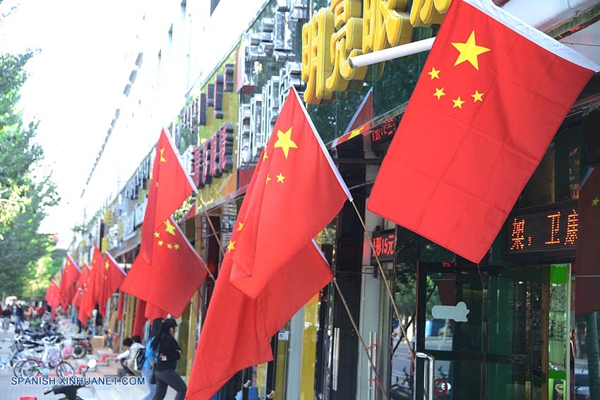 Campa?a "una foto con la bandera nacional" se vuelve popular entre chinos