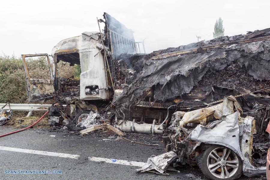 Choque entre 40 vehículos deja 4 muertos y 20 heridos en norte de Grecia