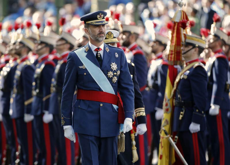 Los reyes de Espa?a presiden su primer Día de la Fiesta Nacional con un desfile militar