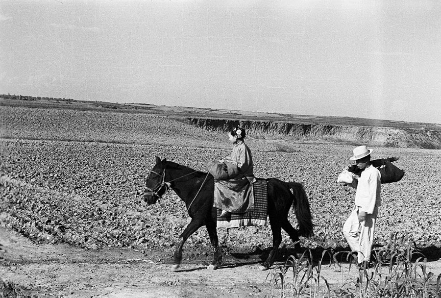 Recién casados de camino hacia casa de los padres de la novia en un pueblo de la provincia de Shaanxi, por Zhang Yinquan, a?o 1935.