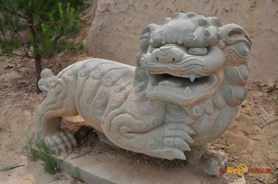 Un león de piedra en el condado de Suide [Foto por "Da Shu" / Cnwest]