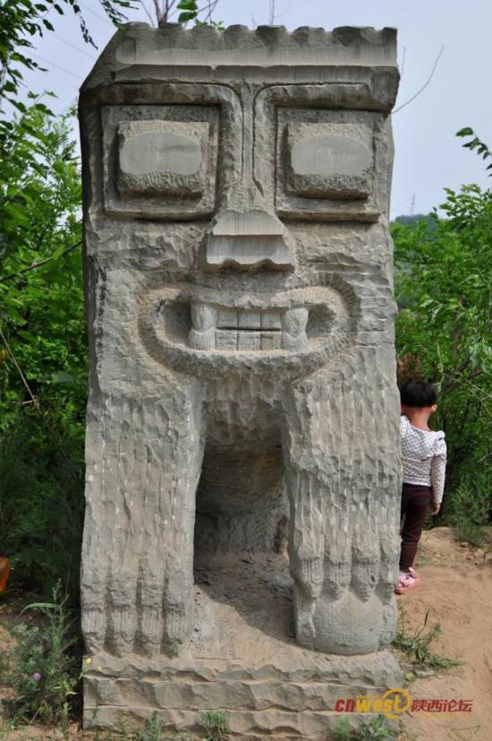 Un león de piedra en el condado de Suide [Foto por "Da Shu" / Cnwest]