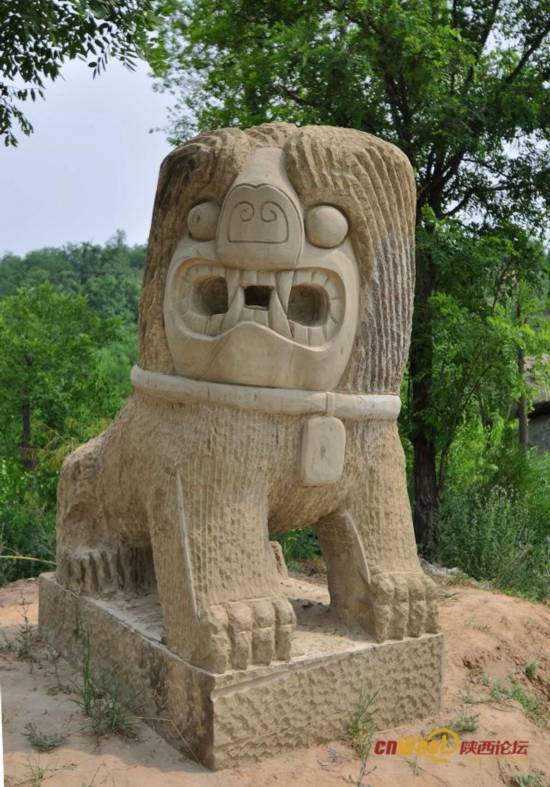 Un león de piedra en el condado de Suide [Foto por "Da Shu" / Cnwest]