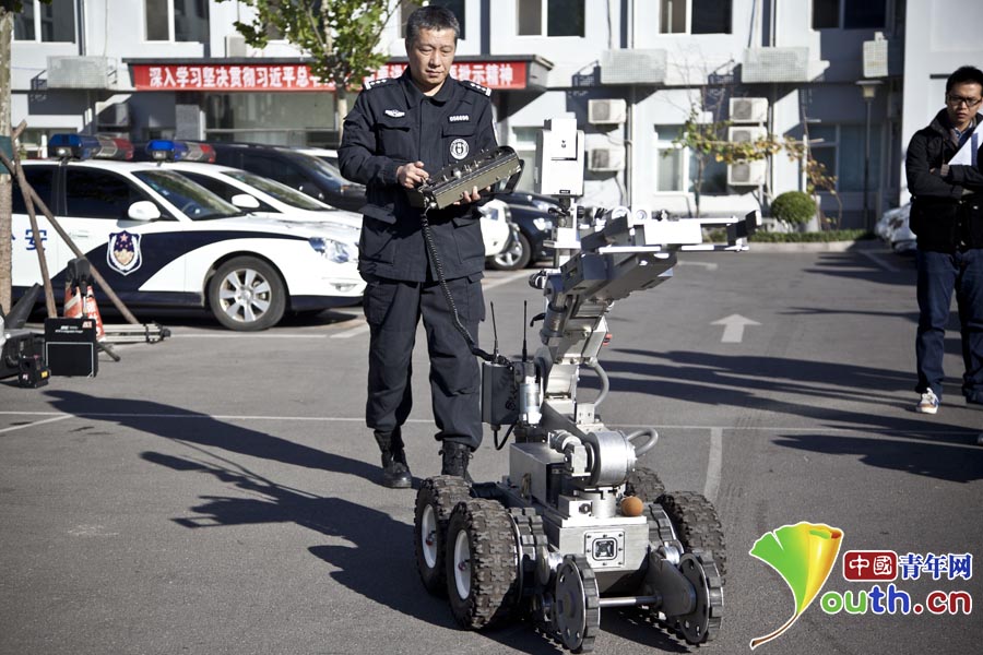 Agentes de la policía de prueban un robot EOD F6A (para la eliminación de artefactos explosivos) en Pekín el 2 de noviembre de 2014. El robot F6A EOD será utilizado para garantizar la seguridad durante las reuniones de APEC en noviembre en Pekín.