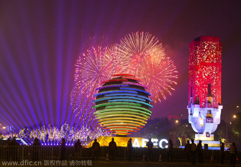 Ensayan espectáculo de fuegos artificiales para APEC