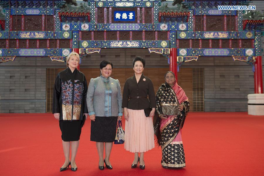 Peng Liyuan, primera dama de China, junto a las esposas de los presidentes invitados posa para una foto de grupo en el Museo de Pekín. Peng invitó a las esposas del presidente de Bangladesh, Abdul Hamid, del presidente de Mongolia Tsakhiagiin Elbegdorj y del secretario general de la Organización de Cooperación de Shanghai, Dmitry Mezentsev. (Foto: Xinhua /Ding Lin)