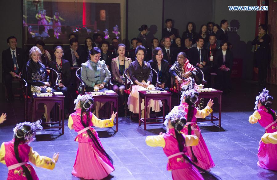 Peng Liyuan, junto a esposas de líderes asiáticos, visita el museo de Pekín 8