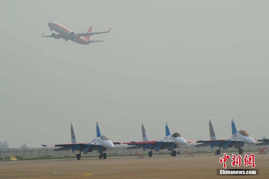 La Expo del Aire China 2014 exhibe aviones de transporte, de reconocimiento, de combate, naves no tripuladas, radares y equipos de comunicación. Zhuhai, Guangdong. (Foto: Chen Wen)