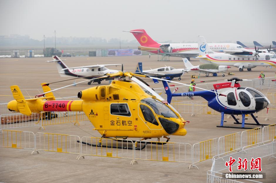 La Expo del Aire China 2014 exhibe aviones de transporte, de reconocimiento, de combate, naves no tripuladas, radares y equipos de comunicación. Zhuhai, Guangdong. (Foto: Chen Wen)