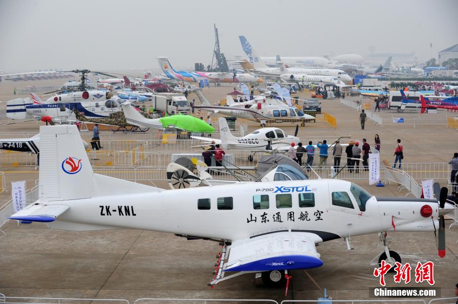 La Expo del Aire China 2014 exhibe aviones de transporte, de reconocimiento, de combate, naves no tripuladas, radares y equipos de comunicación. Zhuhai, Guangdong. (Foto: Chen Wen)