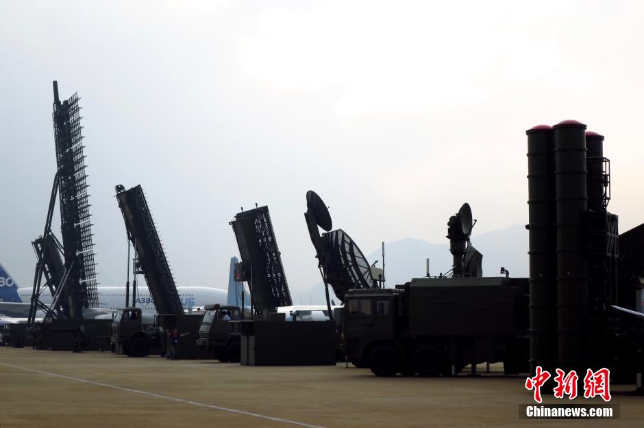 La Expo del Aire China 2014 exhibe aviones de transporte, de reconocimiento, de combate, naves no tripuladas, radares y equipos de comunicación. Zhuhai, Guangdong. (Foto: Chen Wen)