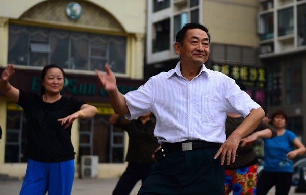 Li Junde, de 53 a?os, baila con un grupo de mujeres de mediana edad en Hefei, capital de la provincia de Anhui. [Foto: PPC]