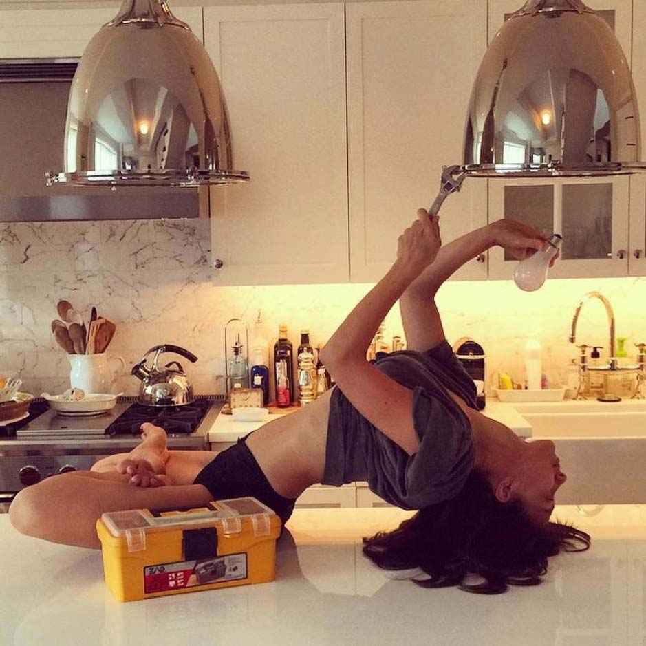 Hilaria Baldwin exhibe su maestría en el Yoga