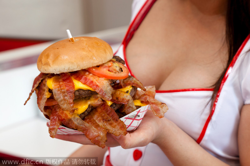 2.El Heart Attack Grill sirve comidas glutinosas y saturadas de grasa para la deseosa clientela. El propietario?de?este?restaurante?hospitalario,el "Dr"?Jon?Basso, receta las hamburguesas con el contenido más graso y calórico de los Estado Unidos. La "Hamburguesa de Cuádruple Bypass " es la "golosina" más apetitosa del menú. Está hecha de cuatro empanadas de carne y pesa 2 libras (900 gramos), 8 rebanadas de queso y 16 rebanadas de bacón. Un fatídico total de 8.000 calorías. [Foto / IC]