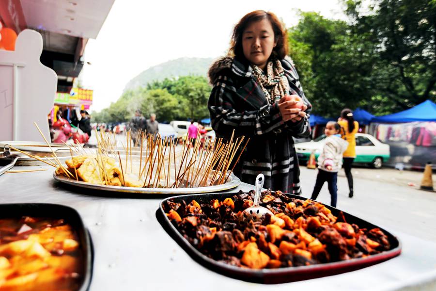 A pesar de las tentaciones gastronómicas callejeras, Taozi almuerza una manzana. [Foto: PPC]