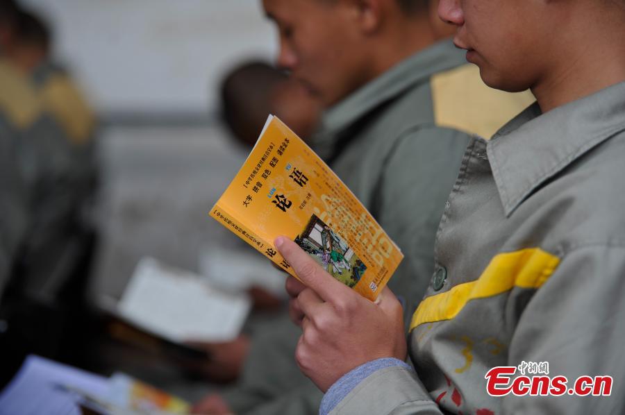 Delincuentes jóvenes estudian el confucianismo