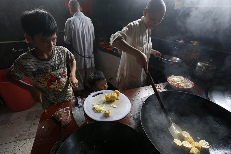 Una monja prepara el desayuno para los hijos adoptados.