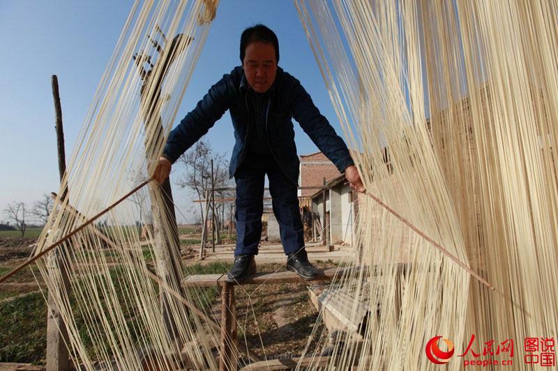 Haciendo fideos en el pueblo Shixia de Guanzhong, provincia de Shaanxi. 