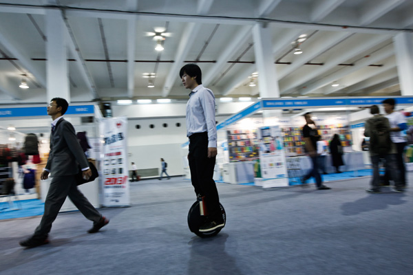 Un visitante prueba la rueda eléctrica durante un evento en el Centro Internacional de Exposiciones de Shanghai el a?o pasado. La ciudad, junto con otras grandes urbes del país, ha prohibido el uso de este tipo de vehículo en las carreteras.