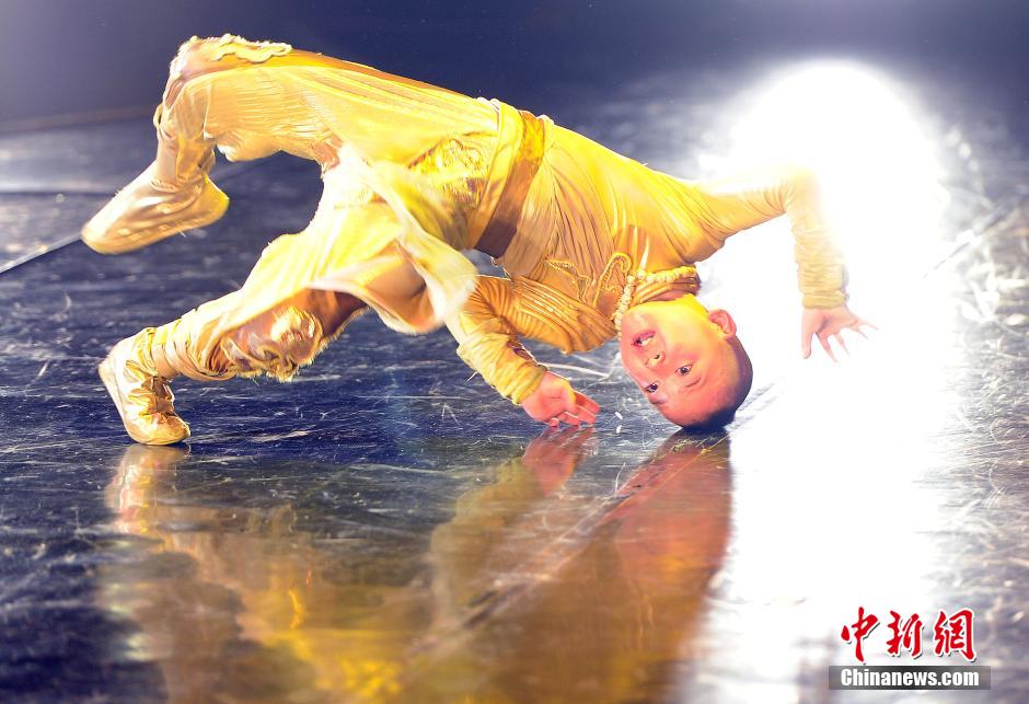 Zhao Zhenghui es un ni?o chino de 9 a?os. Dentro de un espectáculo titulado "PANDA" realiza una exhibición de Kong Fu de Shaolin en Las Vegas, Estados Unidos. (Foto: CNS/Mao Jianjun)