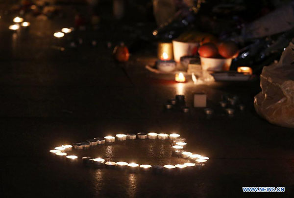 La gente vela por las víctimas de la estampida de Shanghai