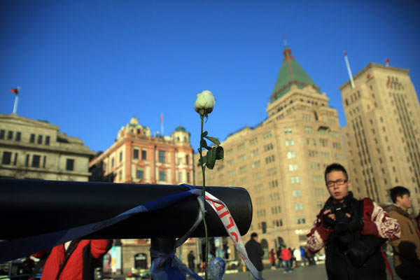 La gente vela por las víctimas de la estampida de Shanghai