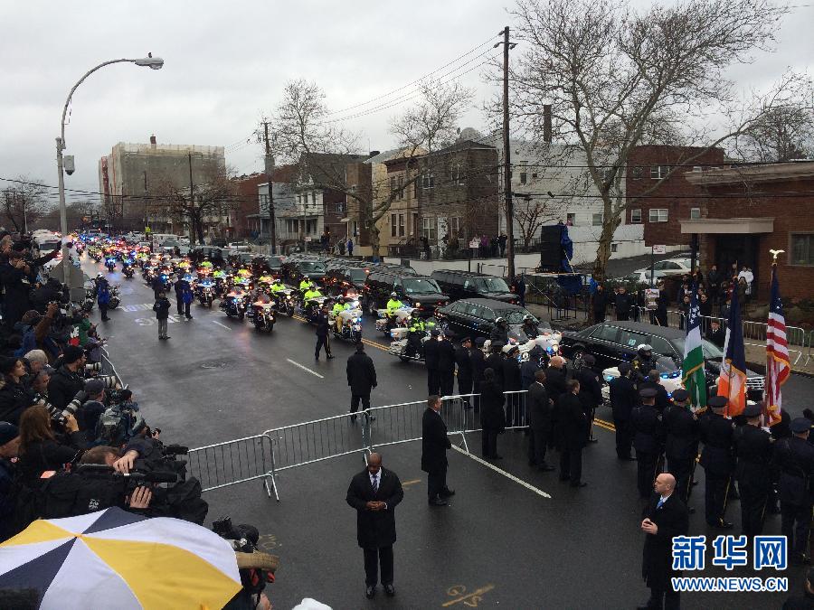 Decenas de policías dan la espalda a alcalde de NY