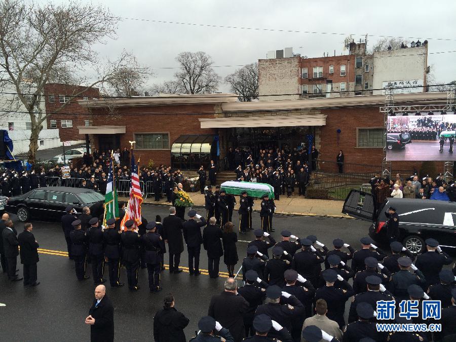 Decenas de policías dan la espalda a alcalde de NY