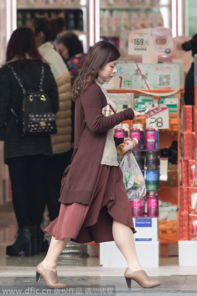 Una mujer viste ropa primaveral en Shanghai el 4 de enero de 2015. Las temperaturas subieron hasta los 15,6 grados en Shanghai el 4 de enero, la más alta de este invierno. [Foto/IC]