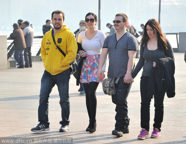 Personas vestidas con ropa primaveral en Shanghai el 4 de enero de 2015. Las temperaturas subieron hasta los 15,6 grados en Shanghai el 4 de enero, la más alta de este invierno. [Foto/IC]