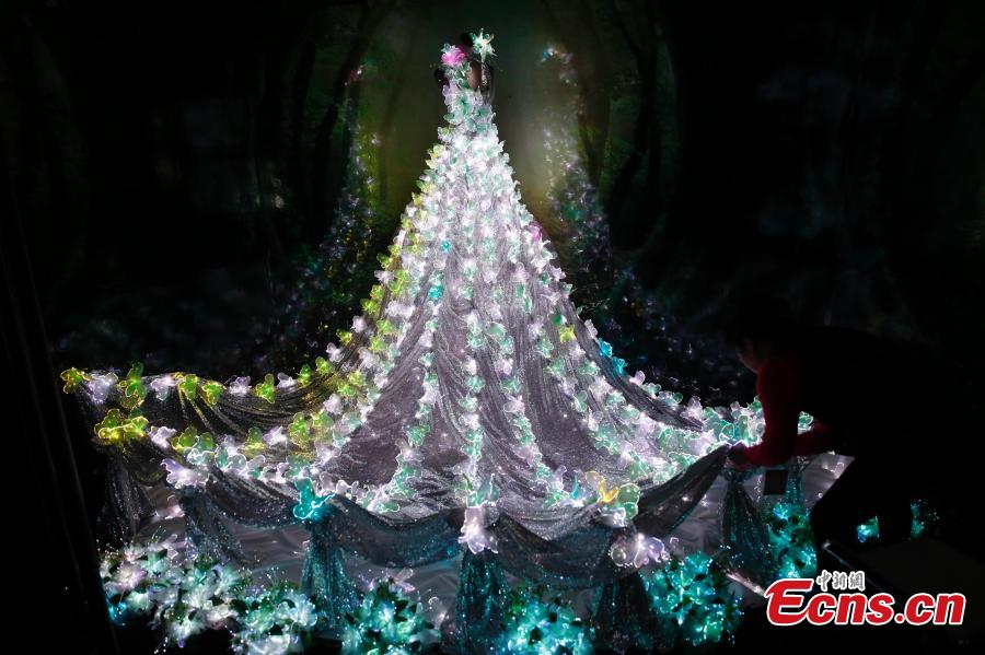 Vestidos de novia iluminados en una exposición de Shanghai